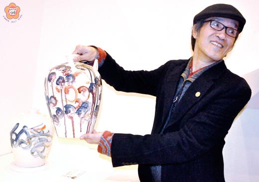   張國治的「在一個向心迴旋的年代」是用向圓心迴旋的技法在瓷器上表現出金門建縣百年的歡愉之情。（張建騰攝）