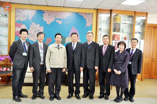 金門縣長陳福海昨接見復興航空公司總經理吳滬生一行。(李增汪攝)