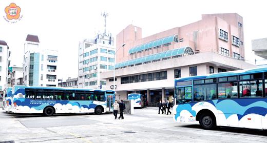   呼應「使用者付費」政策，金門縣公共車船管理處未來支援各機關學校或各大型活動，將改採「租用收費」方式派車以反映成本。（張建騰攝）