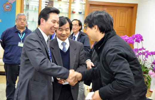   福建金門馬祖地區建築師公會昨到縣府拜會，縣長陳福海與會員握手致意。（楊水詠攝）