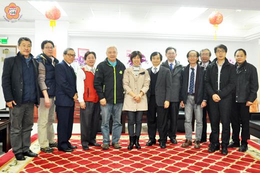 　福建金門馬祖地區建築師公會理事長黃正銅率員拜會縣議會議長洪麗萍，針對地方建築設計交換意見並合照。　（莊煥寧攝）