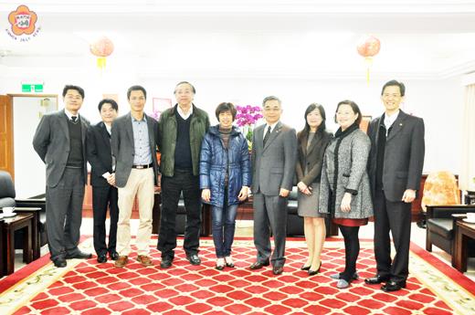   立榮航空公司總經理林志忠率員拜會議會，與議長洪麗萍、副議長謝東龍與議員針對航空票價與機位交換意見並合照。　（莊煥寧攝）