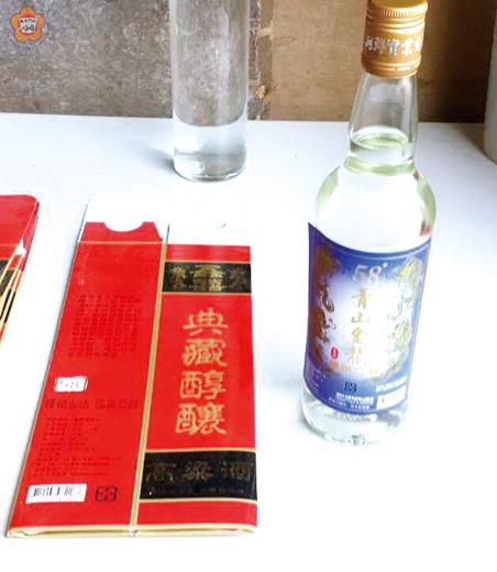 縣警局跨海查獲侵害金酒公司商標權之高粱酒品及商標等證物。（警察局提供）
