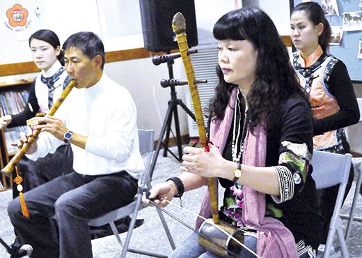   「泉州南音研究社」與「浯江南樂研習社」在碧山交流，為碧山社區發展協會的志工們詮釋了古韻泉州南音情；一起演出者包括「泉州南音研究社」社長鄭芳卉（左三）及「碧山東店社區發展協會」理事長陳國琍（左二）。（張建騰攝）