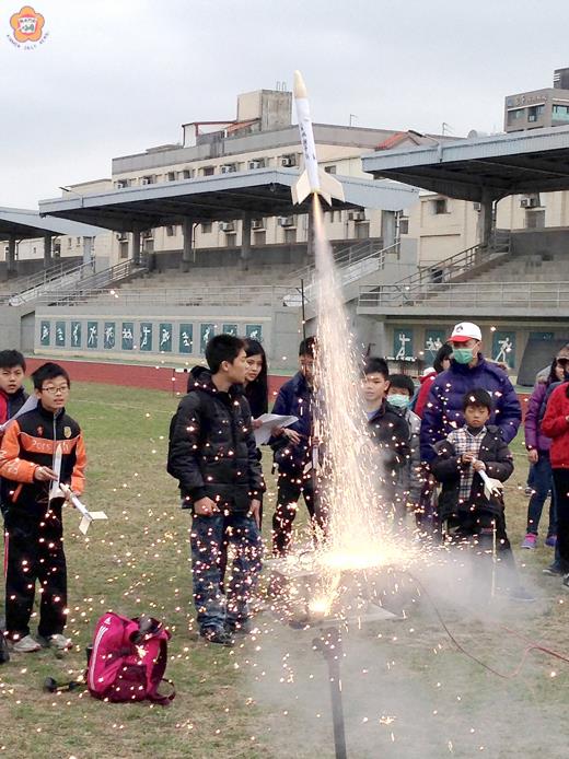   金門高中舉辦火箭營，景鴻鑫、何崇德抵金指導，昨日上午十一時許假金門高中運動場，利用電子點火裝置發射，學子動手操作發射升空，驚呼連連，期待再次參與。
（陳麗妤攝）