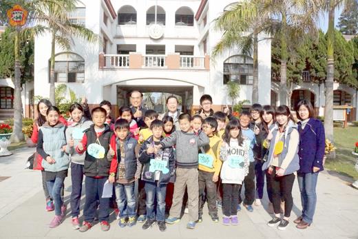 教育處長李文良昨訪視古寧國小，與學生合影。（古寧國小提供）