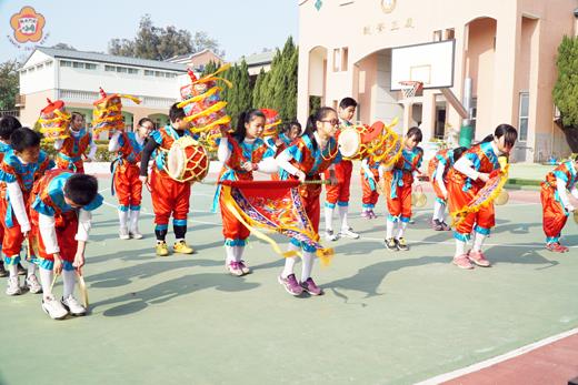   左、兩校民俗體育運動競技，正義國小跳鼓陣演出；右、民俗體育運動競技，坔頭港國小創意宋江陣演出。（許峻魁攝）