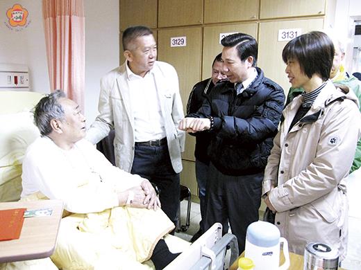 黃金順〈左〉命大福大,劫後求生,還救了三、四個人。(陳永富提供)