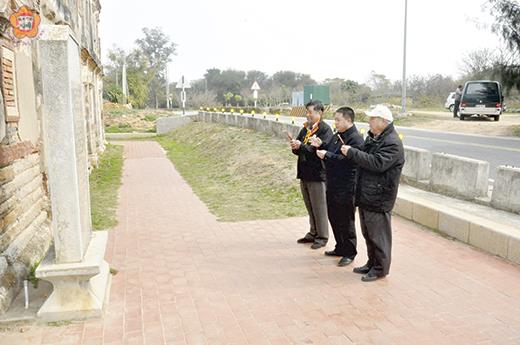   中國擁軍優屬基金會副秘書長董方軍等抵金，走訪古寧頭戰役北山洋樓並於紀念誌（碑）前上香憑弔。　　（莊煥寧攝）