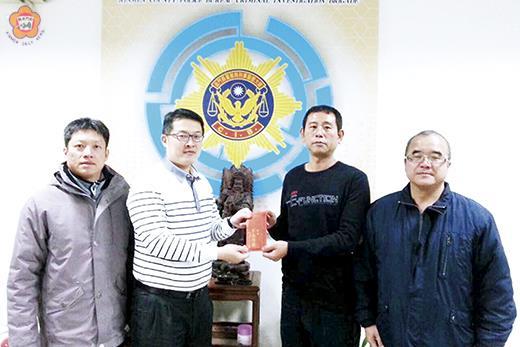　縣議員石永城（右二）在春安開跑首日前抵縣警局慰問員警及協勤民力辛勞，並致贈加菜金表達謝意，由副局長李建民（左二）等人代表接受。（議會提供）