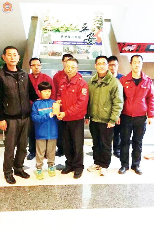   縣議員石永城（左一）偕小朋友王柏儒前抵消防局慰勞春安工作，消防隊員倍感溫馨。（議會提供）