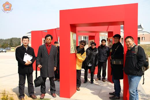   由金門縣政府與金門酒廠辦理的「金門詩酒文化節」之酒藏系列活動之裝置藝術徵件案正式告終，第一階段經評審委員評選出的八件作品，已於金門文化園區現場完成進行作品實物創作。（照片由文化園區提供）