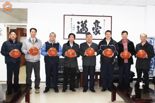  縣議員蔡春生前抵縣警局慰問執勤同仁及協勤民力，並贈送籃球一批，期勉警察同仁執勤之餘，不忘運動健身。（莊煥寧攝）