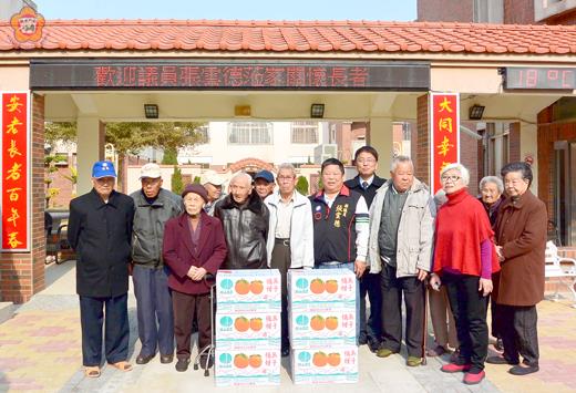  議員張雲德昨到大同之家送暖，致贈水果等應景禮品，提前向長輩賀新年。（陳麗妤攝）