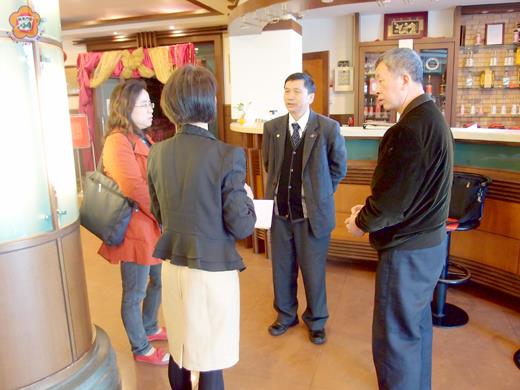 金門縣衛生局昨啟動本縣食品安全聯合稽查小組,由衛生局長陳天順帶隊,就地區之宴席餐廳及外燴餐廳進行大規模查察作業。
(金門縣衛生局提供)