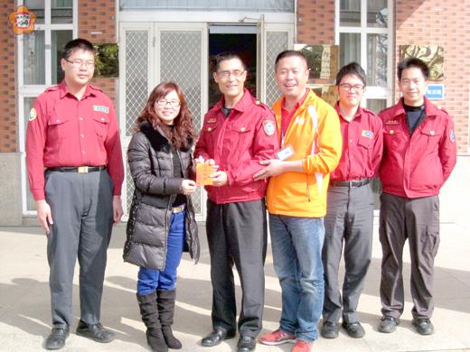   金沙鎮鎮長陳其德及代表會主席王秀玉前往分駐所及消防分隊致送春節加菜金，並預祝春節愉快。（金沙鎮公所提供）