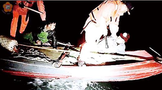   海巡人員先對空發射四發霰彈示警，然後將企圖反抗的越界大陸漁民制伏。（金門海巡隊提供）