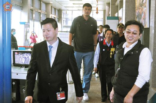   「移動長城」姚明攜家帶眷由廈門搭乘小三通客輪來金門旅遊，高人一等的體型受到注目與歡迎。（莊煥寧攝）