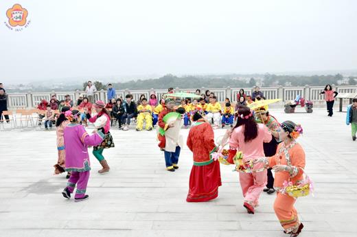   金門縣燕南山書院暨清水祖師經營管理協會昨日起舉行二天醮慶為清水祖師祝壽，地方多項民俗表演獲得滿堂彩。（李金鎗攝）