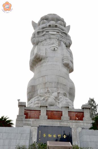 金門尚義環保公園有六十四尊風獅爺，有一尊雄據在制高點的風獅爺，也是全園區最大的一尊，一手拿帥印、一手持令旗，相當雄壯威武。（楊水詠攝）