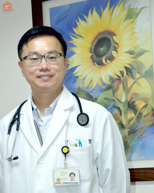   原本計畫定居金門的全國百大良醫傅仰賢，因故不得不揮別金門。背後畫作是他母親為「腹膜透析」門診所繪。（張建騰攝）