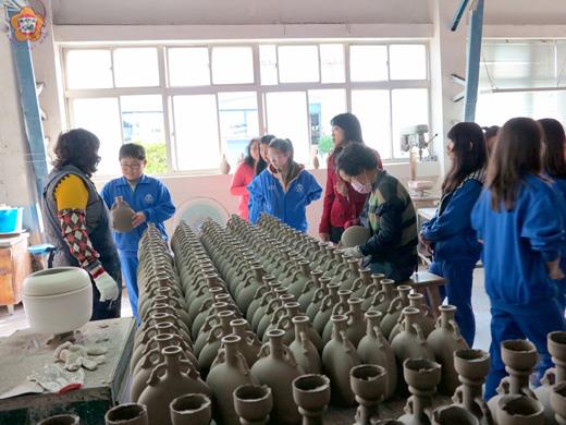   金沙國中舉辦一系列的「生涯發展教育子計畫－工作世界參訪」活動，在校長宋文章的帶領下，前往地區各項產業參訪。
（照片由金沙國中提供）