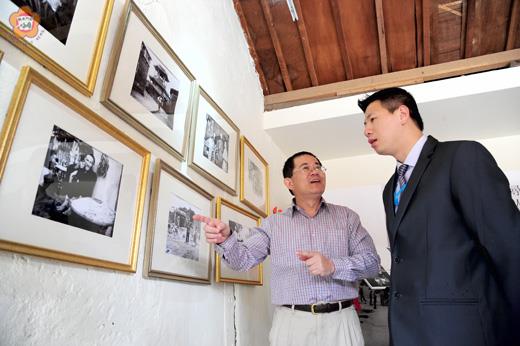   文史工作者周清吉花了三十年的時間，斥資上百萬元蒐羅金門戰地時期的照片、文稿及影像，相關文物目前於陽翟大街展出，受到本地民眾的熱烈回響，從老照片中找出三十多名相識的人物。（董森堡攝）