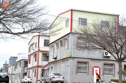  違章建築 影響居安 有礙觀瞻
  地區違章建築態樣多數為頂樓加蓋、違規開窗、陽台外推、水平增建等，大多均屬鋼造結構違建物，不但影響居民「公共安全」，也是破壞景觀的「劊子手」。（楊水詠攝）