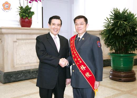   金門縣消防局科長林俊榮獲鳳凰獎，前往台北接受頒獎表揚，總統馬英九也道賀分享。（消防局提供）