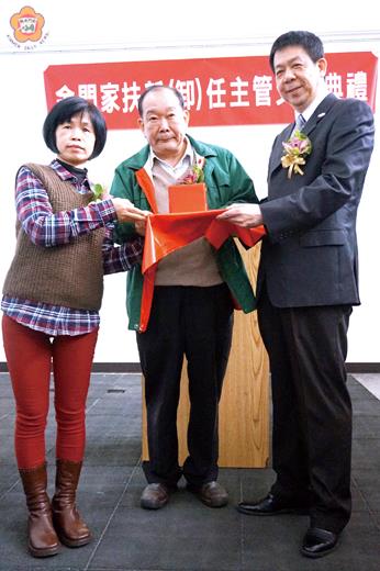   金門家扶中心主任交接典禮昨舉行，在龐雨辰處長監交下，由林玉真（左）交棒給李桂平（右），與會來賓紛紛獻上祝福。（陳麗妤攝）