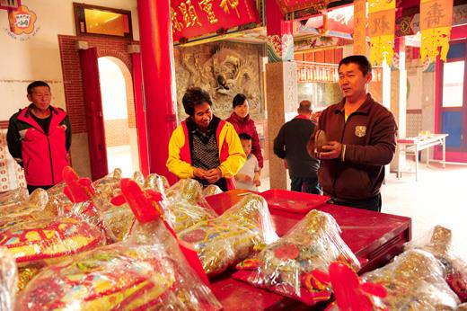 由山西北嶽廟主辦的擲筊乞龜活動昨日正式啟動，許多民眾前往祈福乞龜求平安。（董森堡攝）