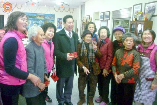   前水頭社區發展協會提前舉辦元宵節搓湯圓、摸彩活動，縣長陳福海到場發紅包、向鄉親拜晚年並合照。（莊煥寧攝）