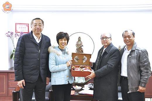   金門航空公司副董事長汪建勳昨日前往縣議會拜會議長洪麗萍，並簡報說明有關金門航空公司籌備規劃期程。（李金鎗攝）