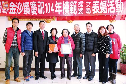 金沙、金湖昨分別舉行婦女節表揚活動，縣長陳福海頒獎肯定婦女朋友投入家庭生活，為社會公益及子女教育作表率。（董森堡攝）