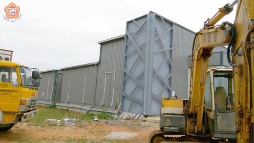 金門縣政府為展現嚴打違建之決心，昨日依據「金門縣執行違章建築強制拆除優先排序原則」，展開執行拆除本縣金寧鄉寧安二劃段10地號土地上之違章建築。
（金門縣政府建設處提供）