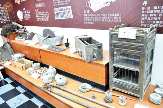 烈嶼文化館收藏有風櫃、算盤及磚模等文物，皆是早年日常生活用具。（楊水詠攝）