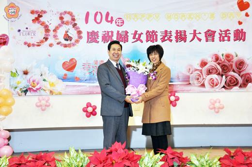    縣長獻花賀節  
  縣府舉辦「金門縣104年度模範婦女、模範婆媳表揚大會暨慶祝活動」，縣長陳福海與議長洪麗萍頒獎表揚全縣5對模範婆媳（上左）及模範婦女（上右）；下左、陳縣長贈花向婦女朋友賀節，由洪議長代表接受；下右、活動中也穿插歌舞表演，現場氣氛相當熱絡。
（莊煥寧攝）
