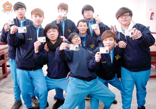   金門農工漁業科學生讀書免學雜費，而且在學就能取得行政院農委會漁業署漁船船員基本安全訓練及格證書，這是真正的「執業證照」！（蕭承胤提供）