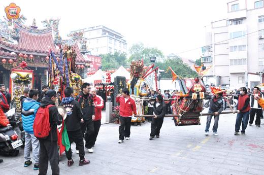   泉州法石小武當真武宮玄天上帝進香團循小三通返回泉州，順道前往金城鎮北鎮廟玄天上帝交流。（李金鎗攝）