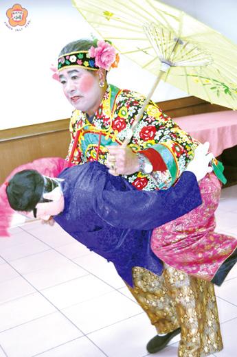 公揹婆一人唱獨腳戲
  圖文／楊水詠