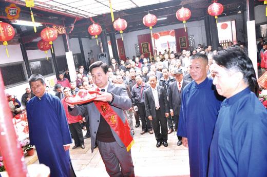   金門縣潁川堂陳氏宗親會舉行春季祭祖大典，縣長陳福海遵循古禮虔誠向祖先祭拜，敬獻爐敬金表達敬意。（李金鎗攝）