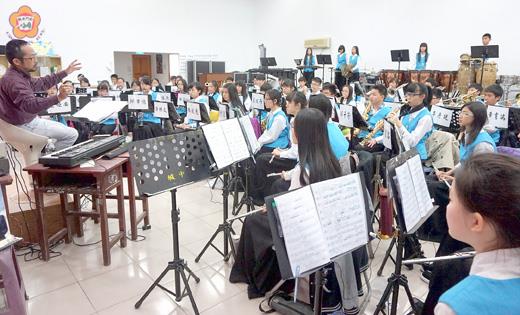 城中管樂團在今年全國學生音樂比賽中，以九十點一的高分，榮獲國中B組管樂合奏優等第一名，圖為賽前最後一次團練情形。（陳麗妤攝）