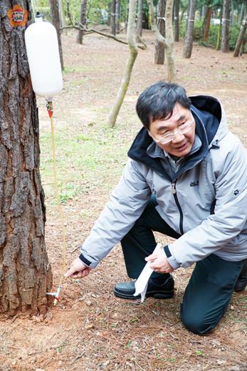金管處課長邱天火說明生物防治法。（許峻魁攝）