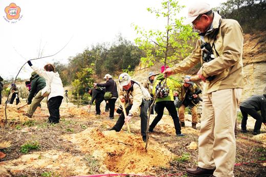   二十八名來自日本千葉縣我孫子市的鳥友昨在植樹節會場種下樹苗，希望在金門播下生態觀光的種子，呼籲更多地區民眾珍惜金門最可貴的自然生態與島嶼環境。（董森堡攝）
