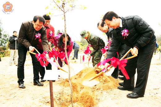   一○四年植樹節活動，昨日在陽明湖畔的長石礦區盛大登場，地區各界踴躍參與，由縣長陳福海等人帶領種下一千二百株各式林木。（董森堡攝）