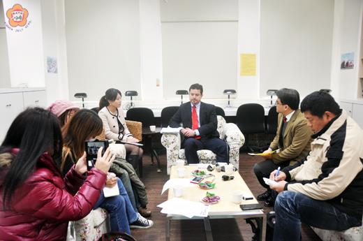 美國在台協會(AIT)發言人金明(Mark Zimmer)昨日邀約金門媒體茶敘。（許加泰攝）