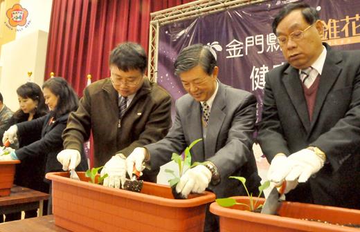   林德恭（右二）、黃和村（右一）、張智芳（右三）、劉湘金（右四）在反毒儀式中栽植紫錐花。（張建騰攝）