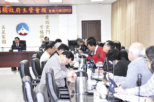   縣長陳福海昨偕副縣長林德恭及秘書長盧志輝主持金門縣政府104年第8次主管會報。（翁維智攝）