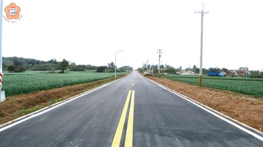 烈嶼鄉上林聚落至消防分隊道路路段拓寬成七米寬的雙向道路，提供民眾更安全的行車空間。（許加泰攝）