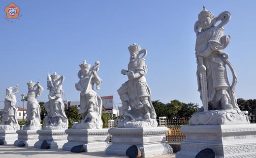 萬安堂起源地紀念公園的韋陀(右一)、四大天王(中)、關帝(左一)等石雕。(張建騰攝)